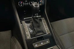 valkoinen Skoda Superb 2019 kuva 30.