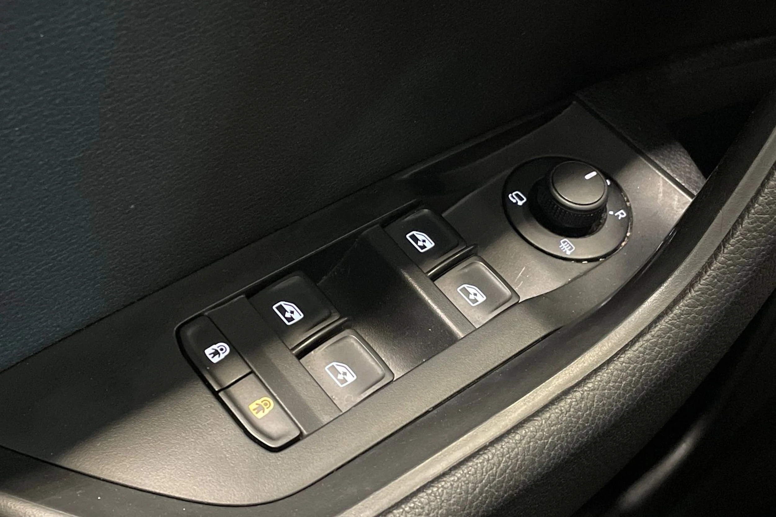 valkoinen Skoda Superb 2019 kuva 31.