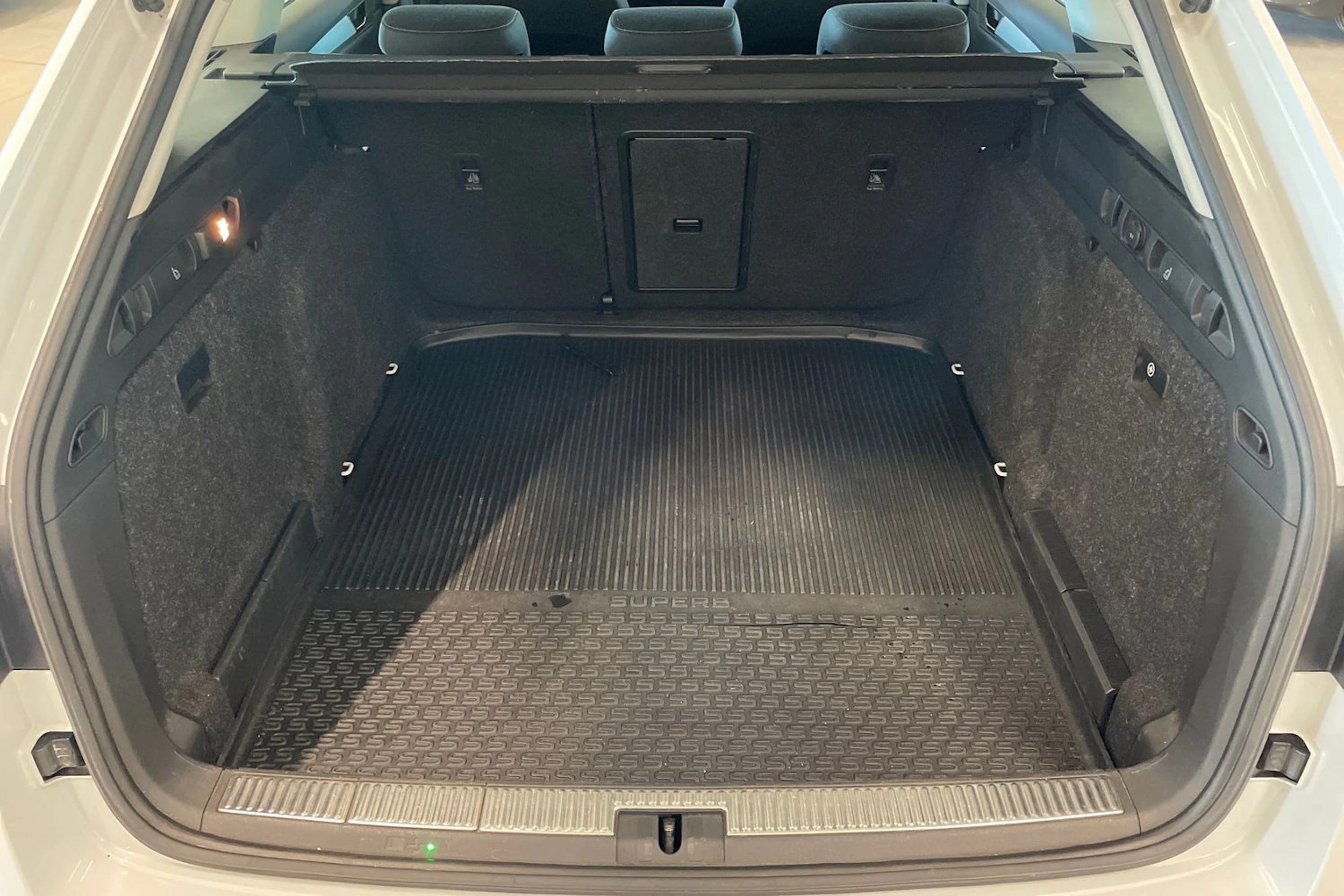 valkoinen Skoda Superb 2019 kuva 32.