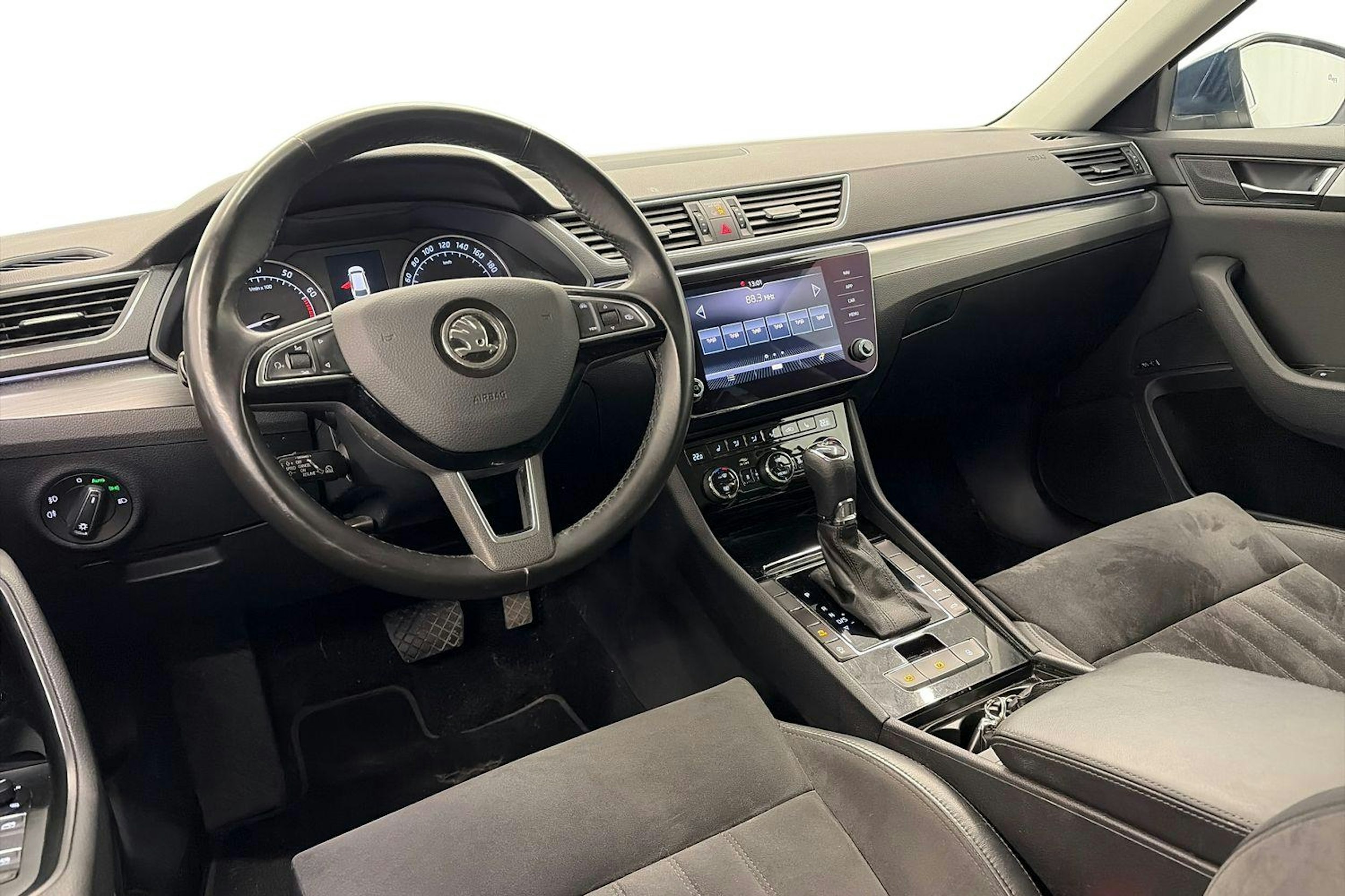 sininen Skoda Superb 2019 kuva 7.