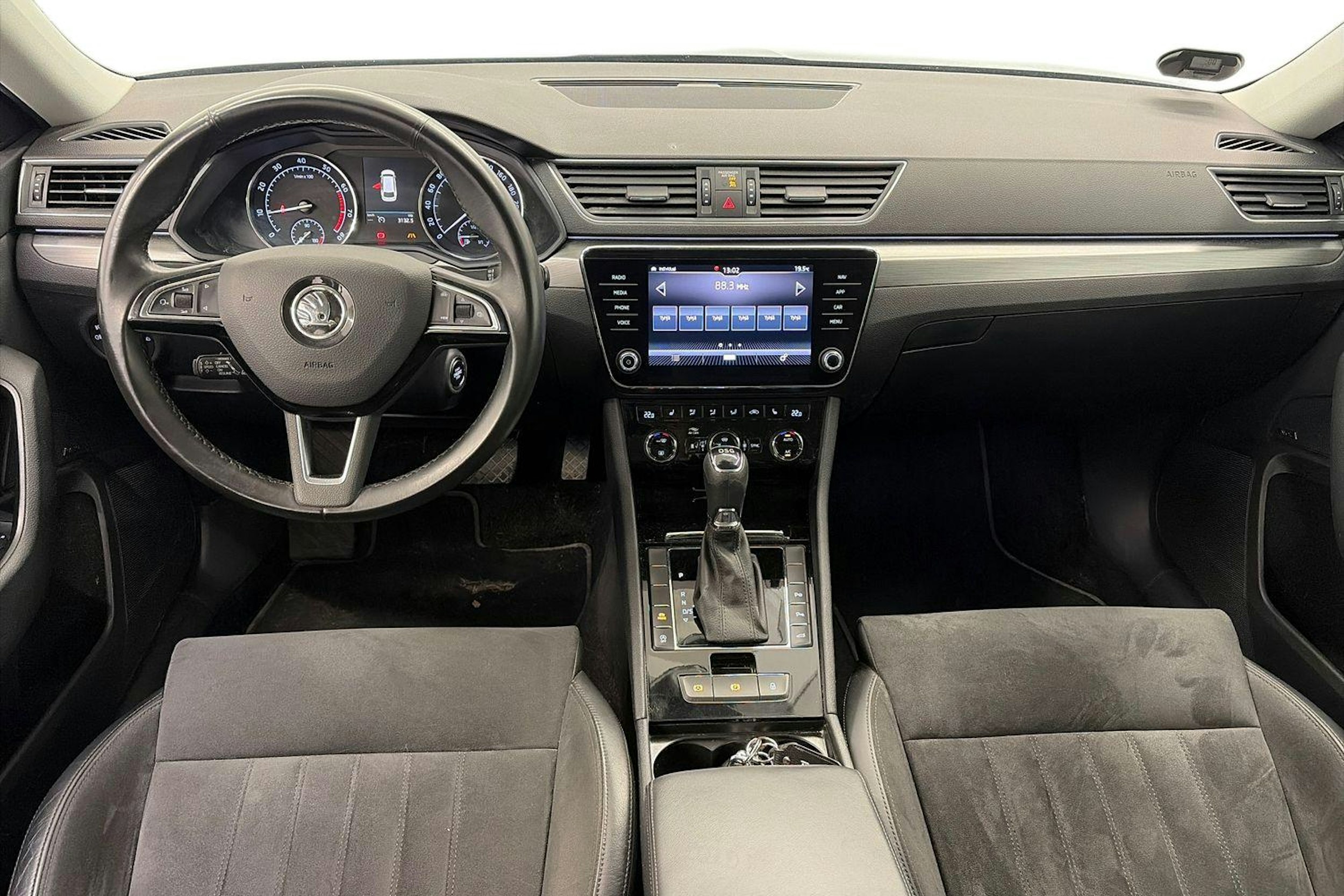 sininen Skoda Superb 2019 kuva 9.