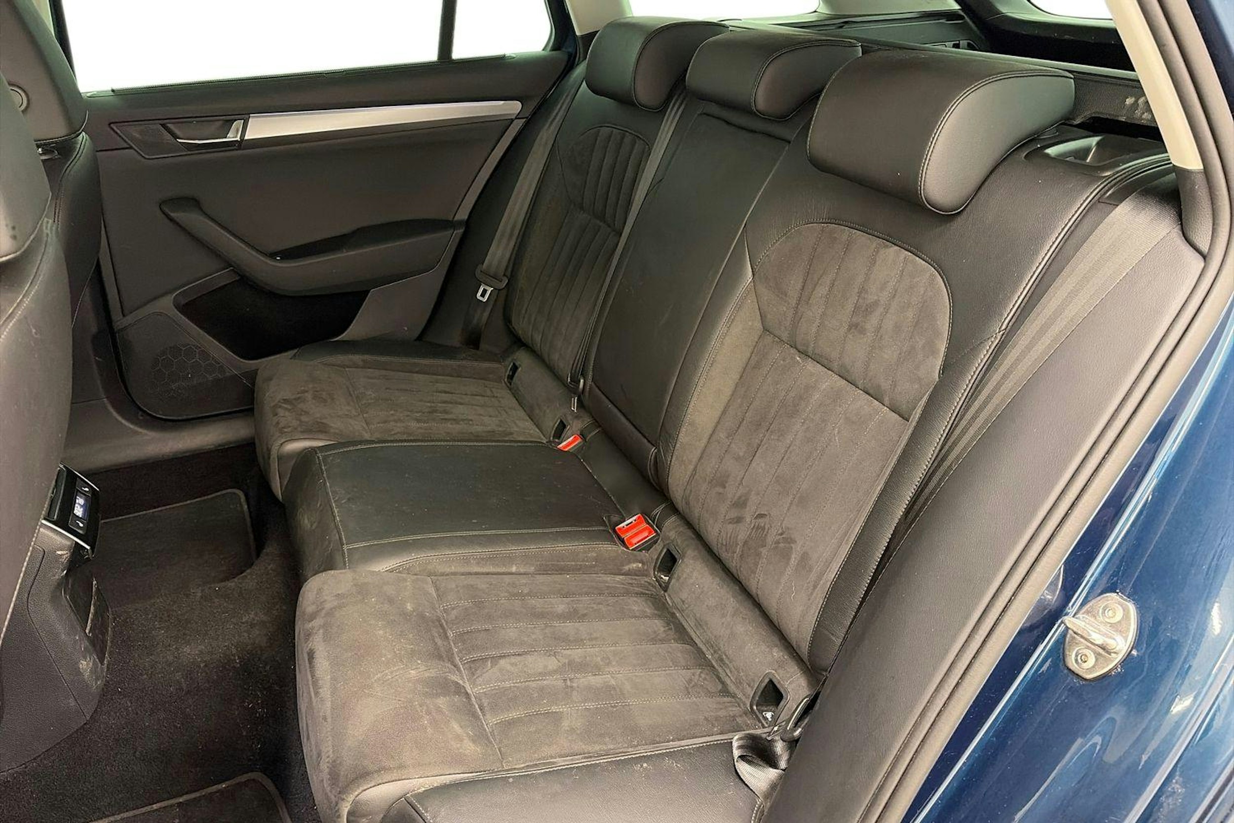 sininen Skoda Superb 2019 kuva 10.