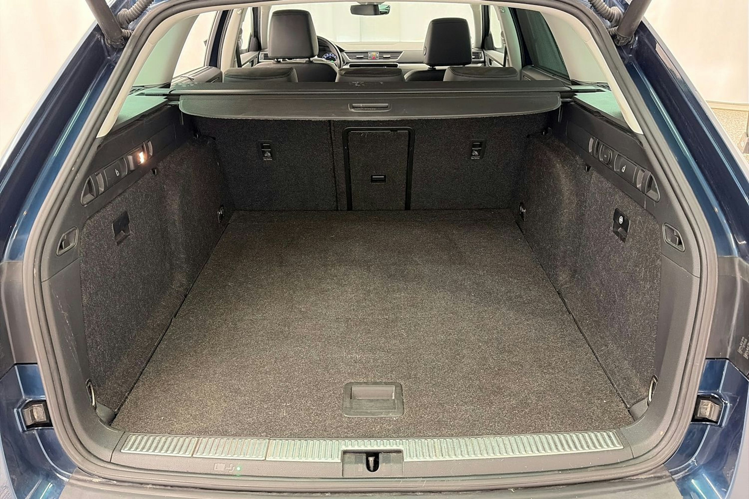 sininen Skoda Superb 2019 kuva 14.