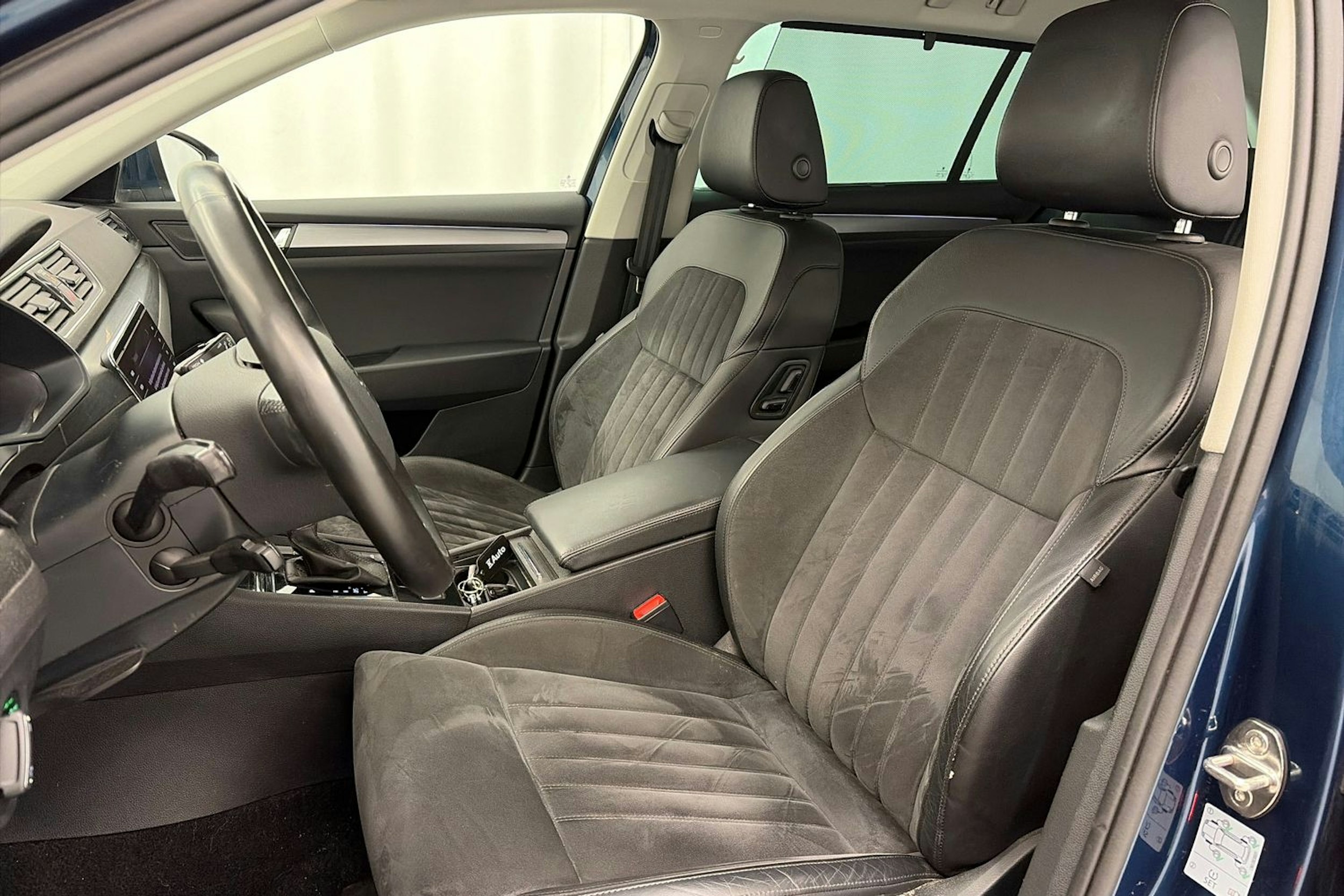 sininen Skoda Superb 2019 kuva 17.
