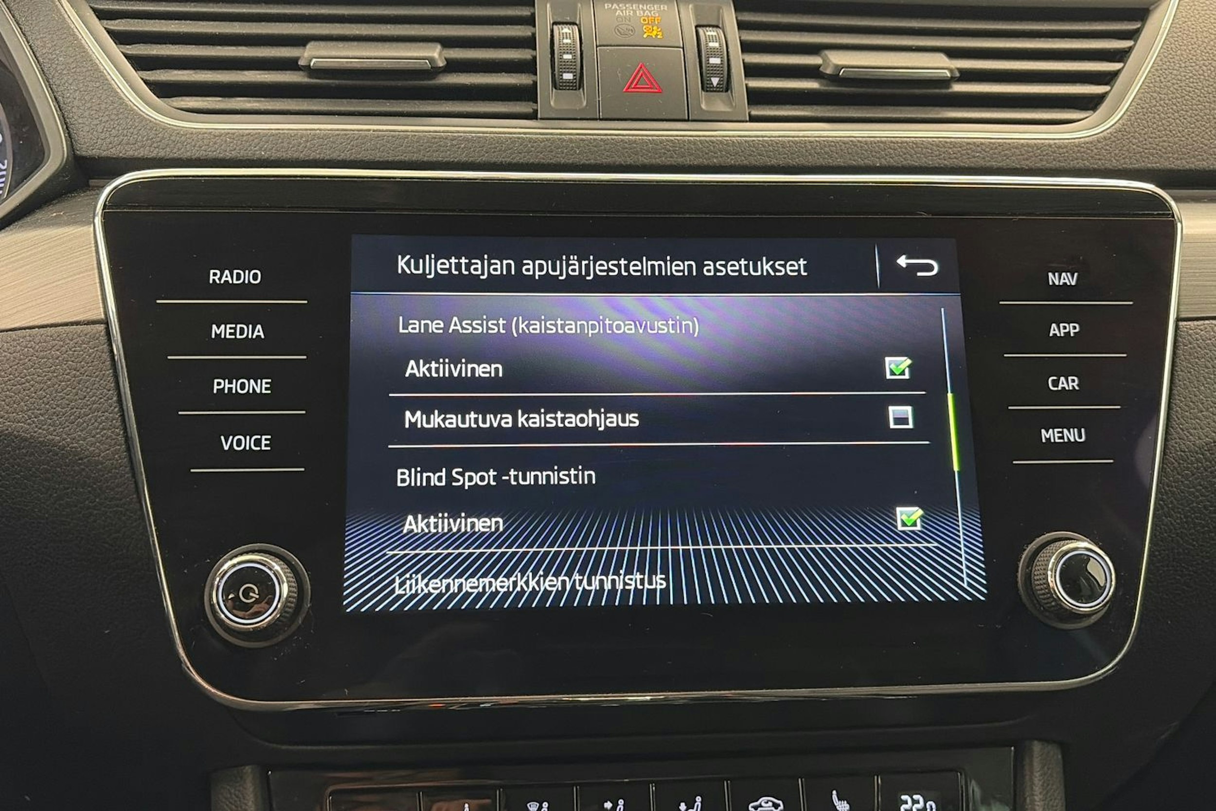 sininen Skoda Superb 2019 kuva 28.
