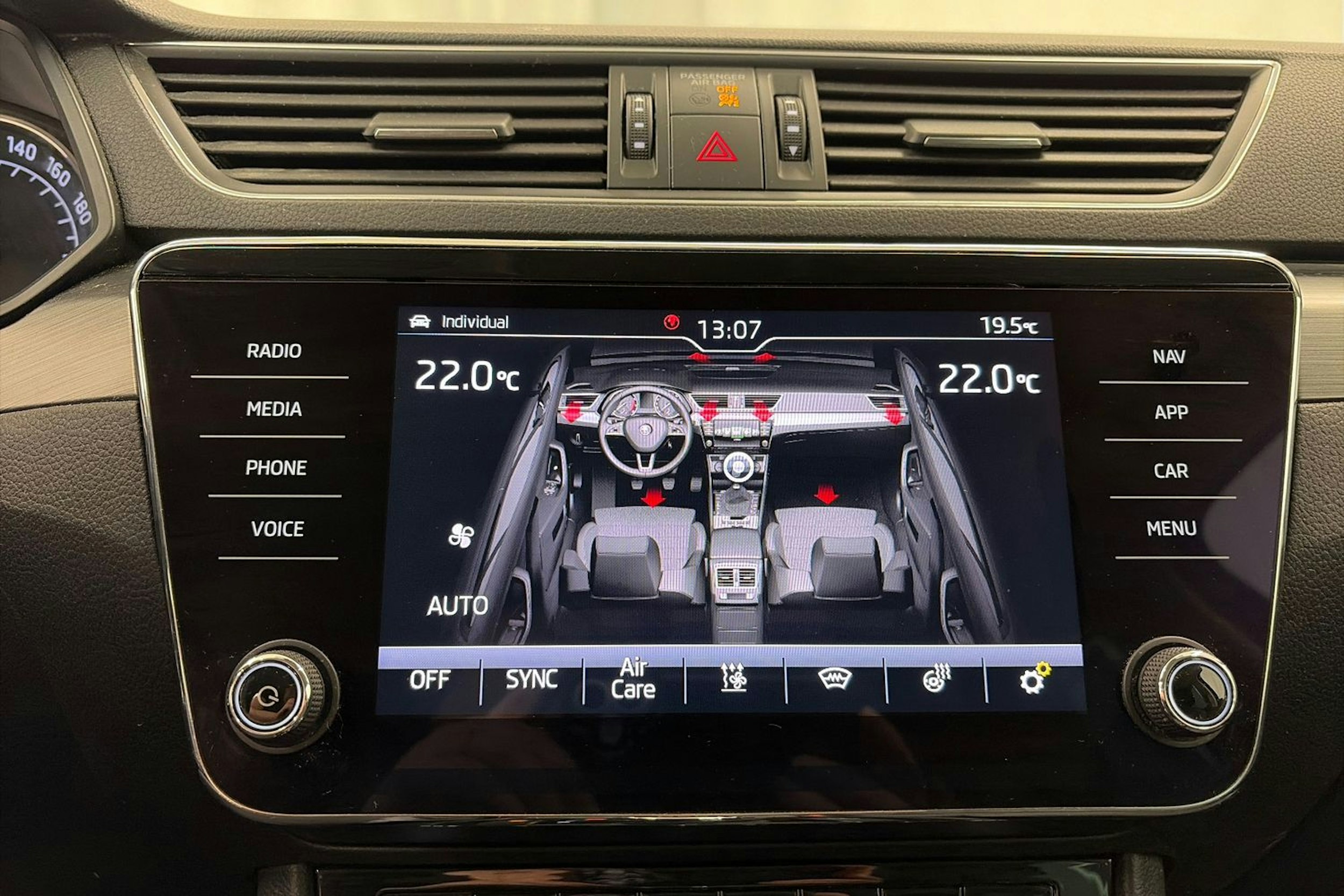 sininen Skoda Superb 2019 kuva 30.