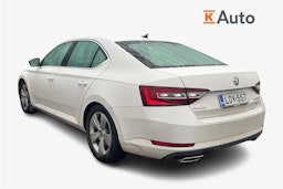 Valkoinen Skoda Superb 2019 kuva 2.