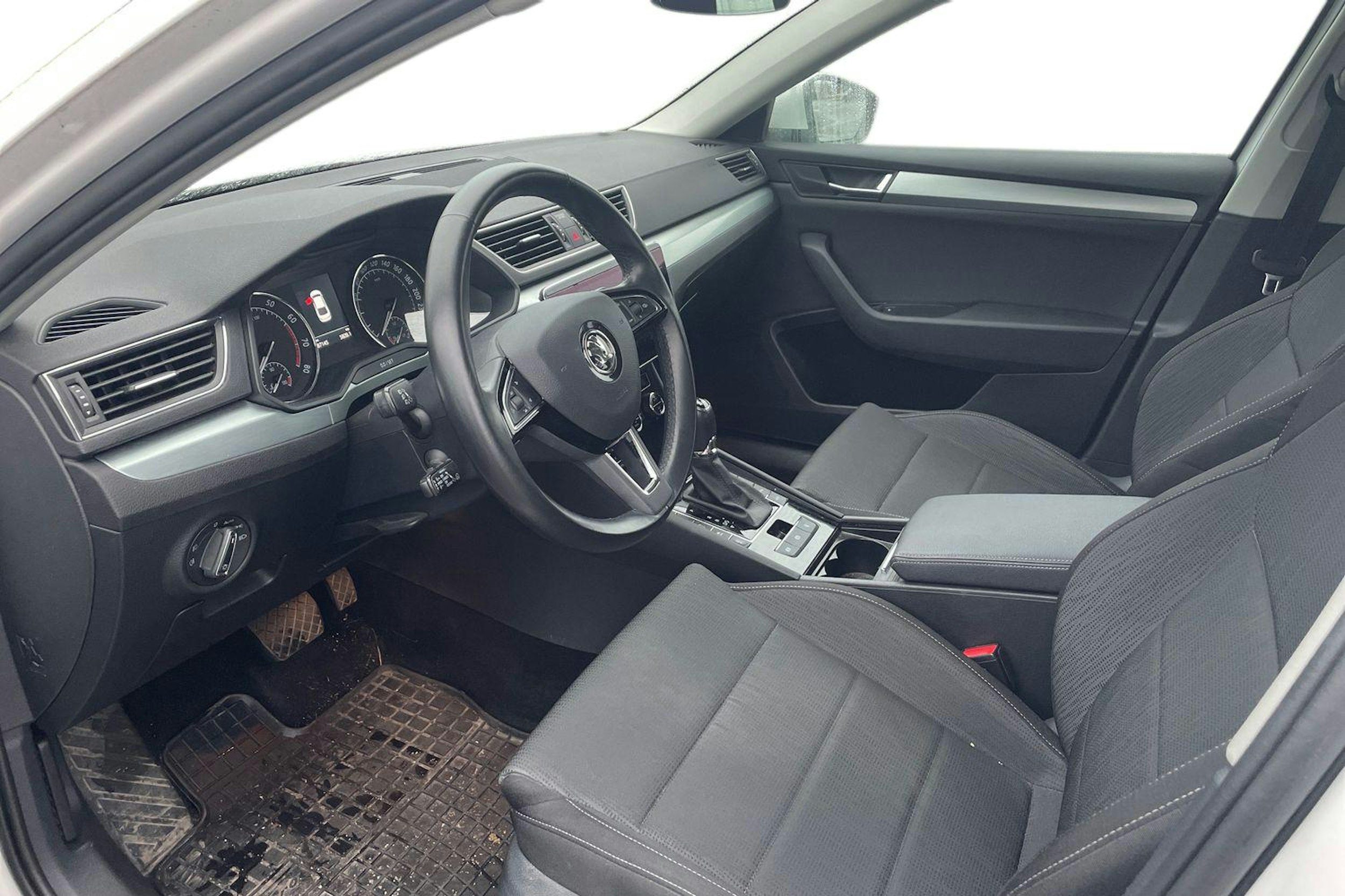 Valkoinen Skoda Superb 2019 kuva 3.