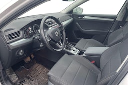 Valkoinen Skoda Superb 2019 kuva 3.