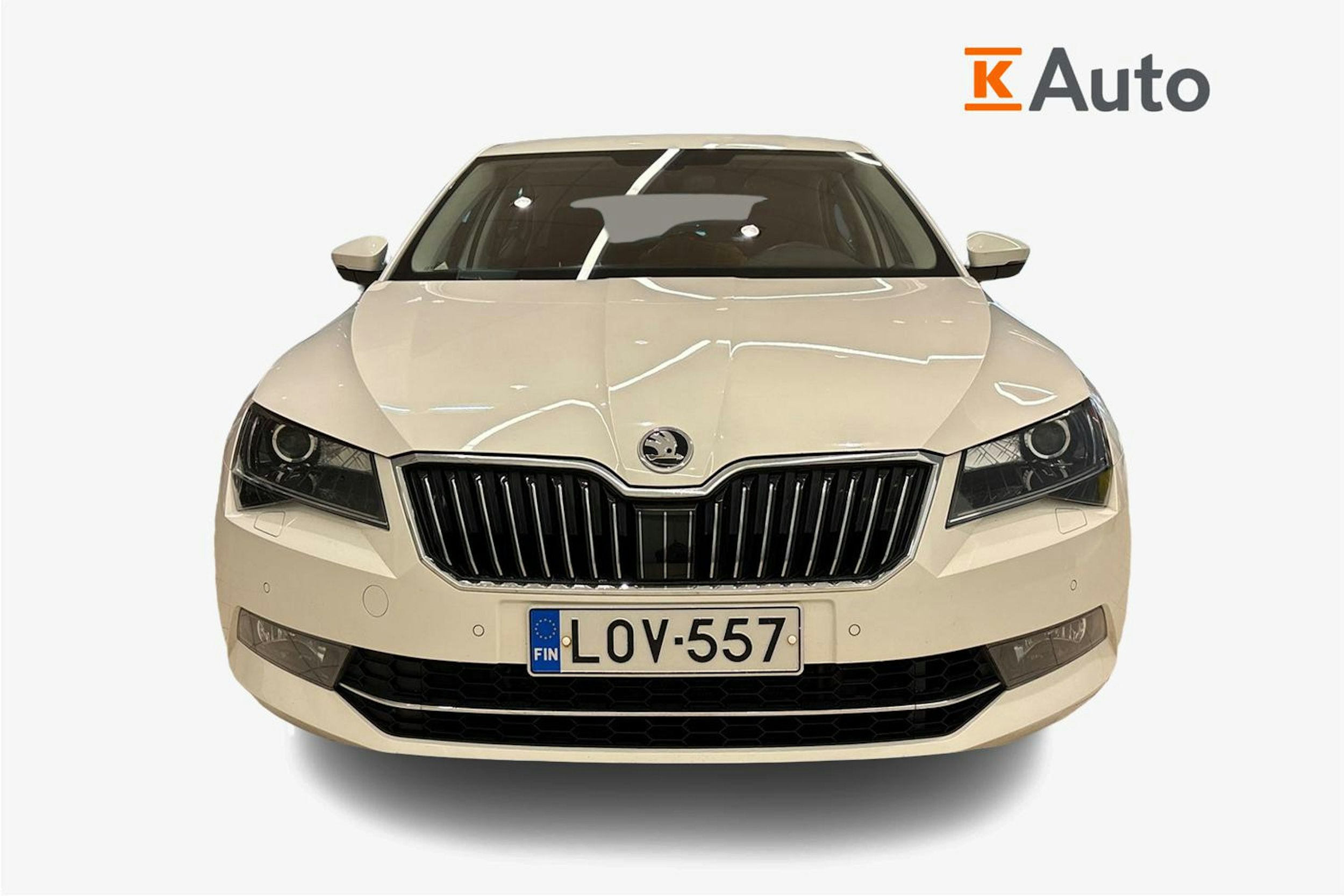 Valkoinen Skoda Superb 2019 kuva 5.