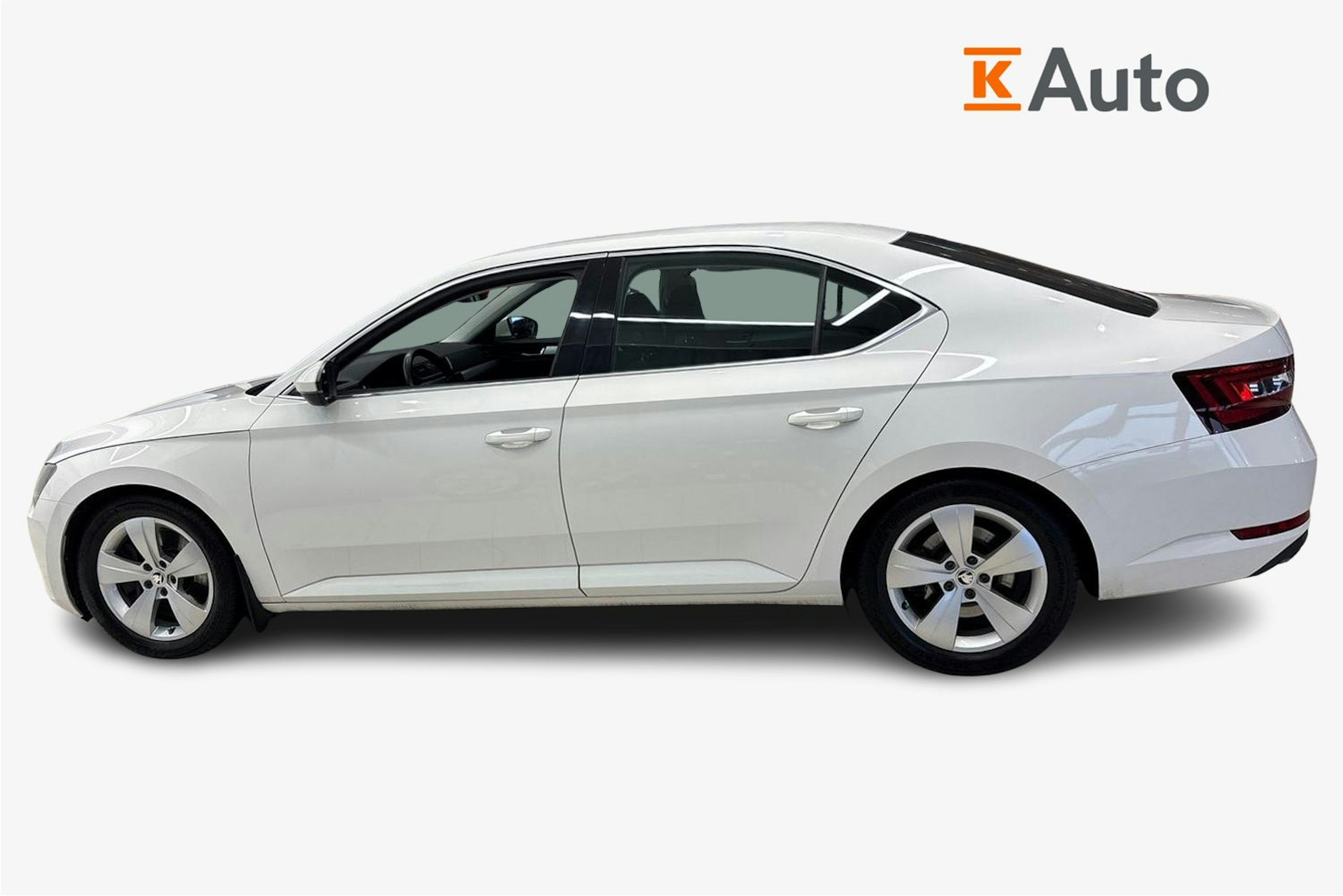 Valkoinen Skoda Superb 2019 kuva 6.