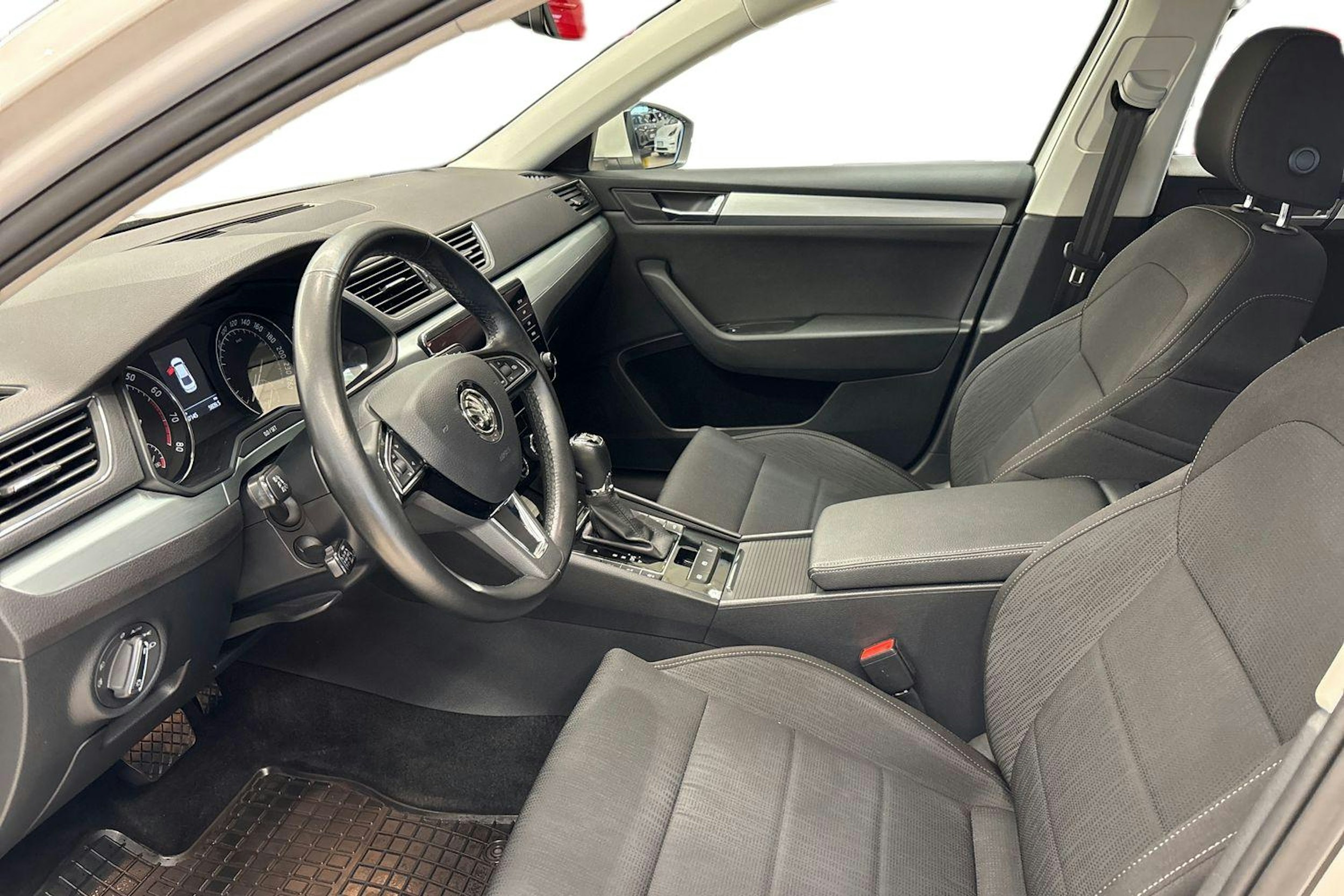 Valkoinen Skoda Superb 2019 kuva 7.