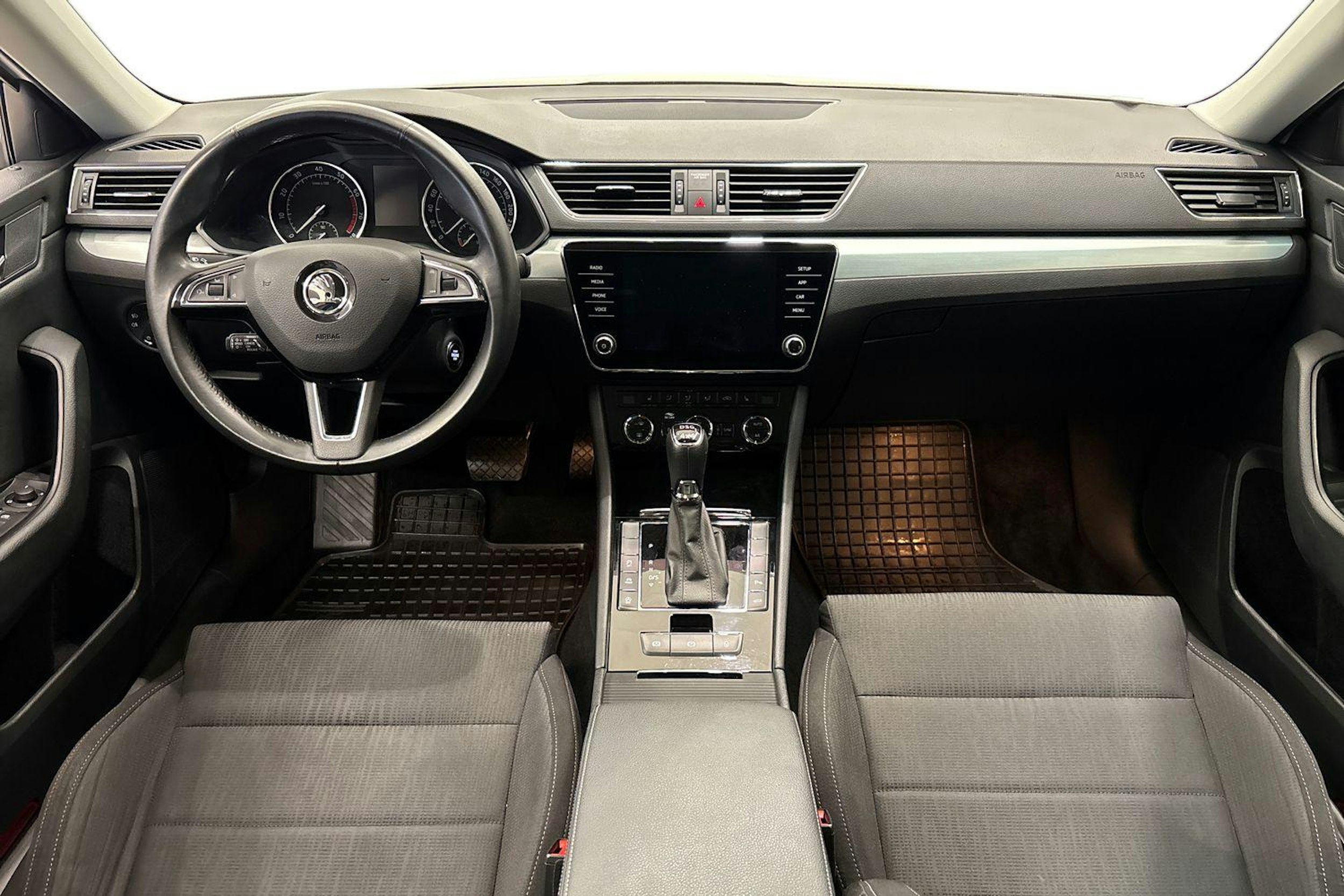 Valkoinen Skoda Superb 2019 kuva 9.