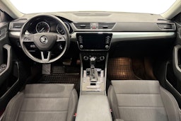 Valkoinen Skoda Superb 2019 kuva 9.