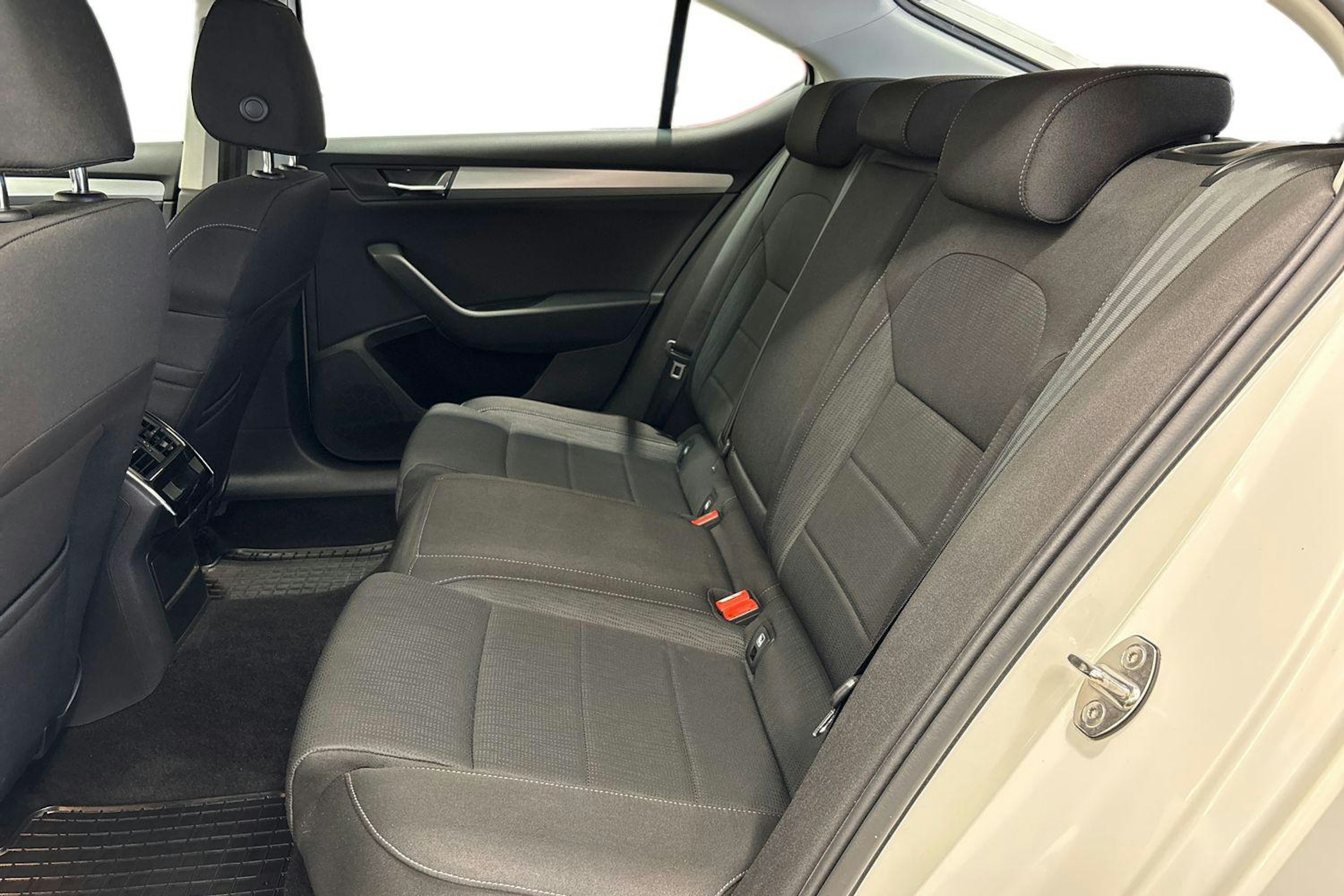 Valkoinen Skoda Superb 2019 kuva 10.