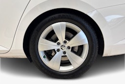 Valkoinen Skoda Superb 2019 kuva 11.