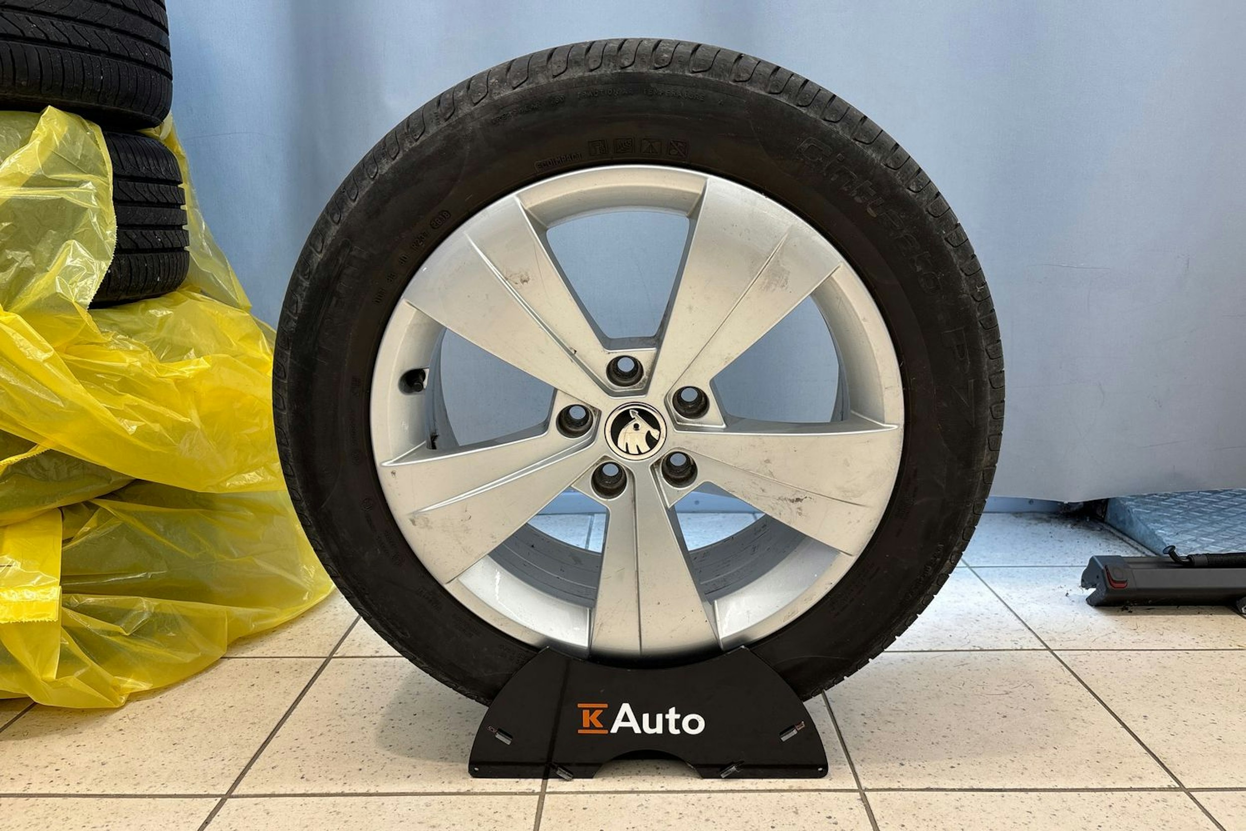 Valkoinen Skoda Superb 2019 kuva 14.