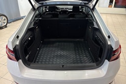 Valkoinen Skoda Superb 2019 kuva 16.