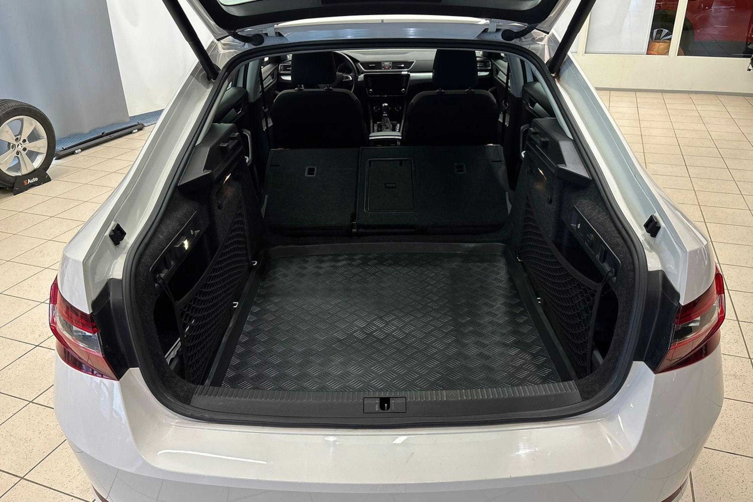 Valkoinen Skoda Superb 2019 kuva 17.