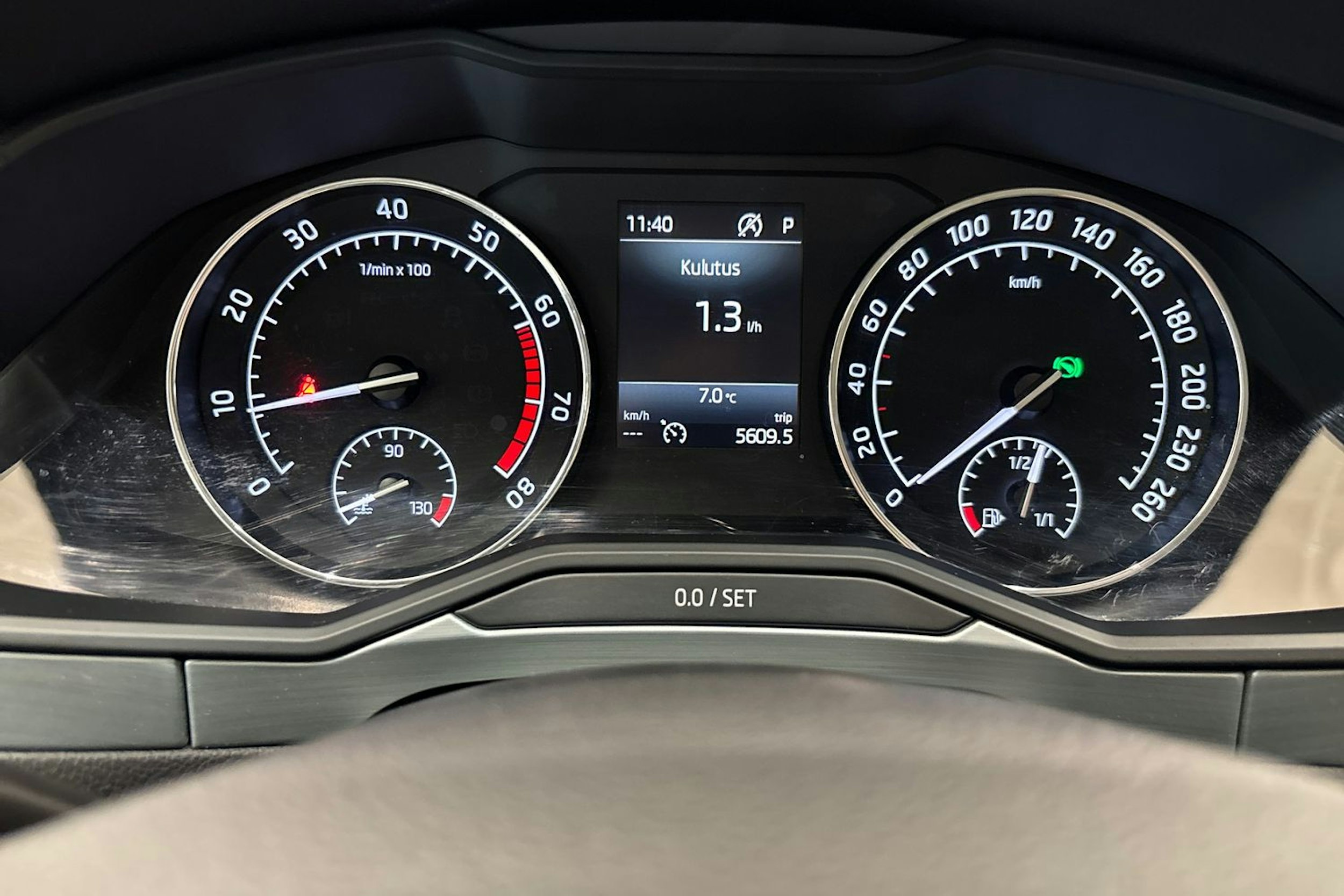 Valkoinen Skoda Superb 2019 kuva 18.