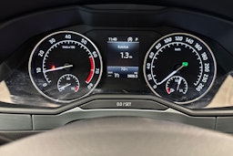 Valkoinen Skoda Superb 2019 kuva 18.