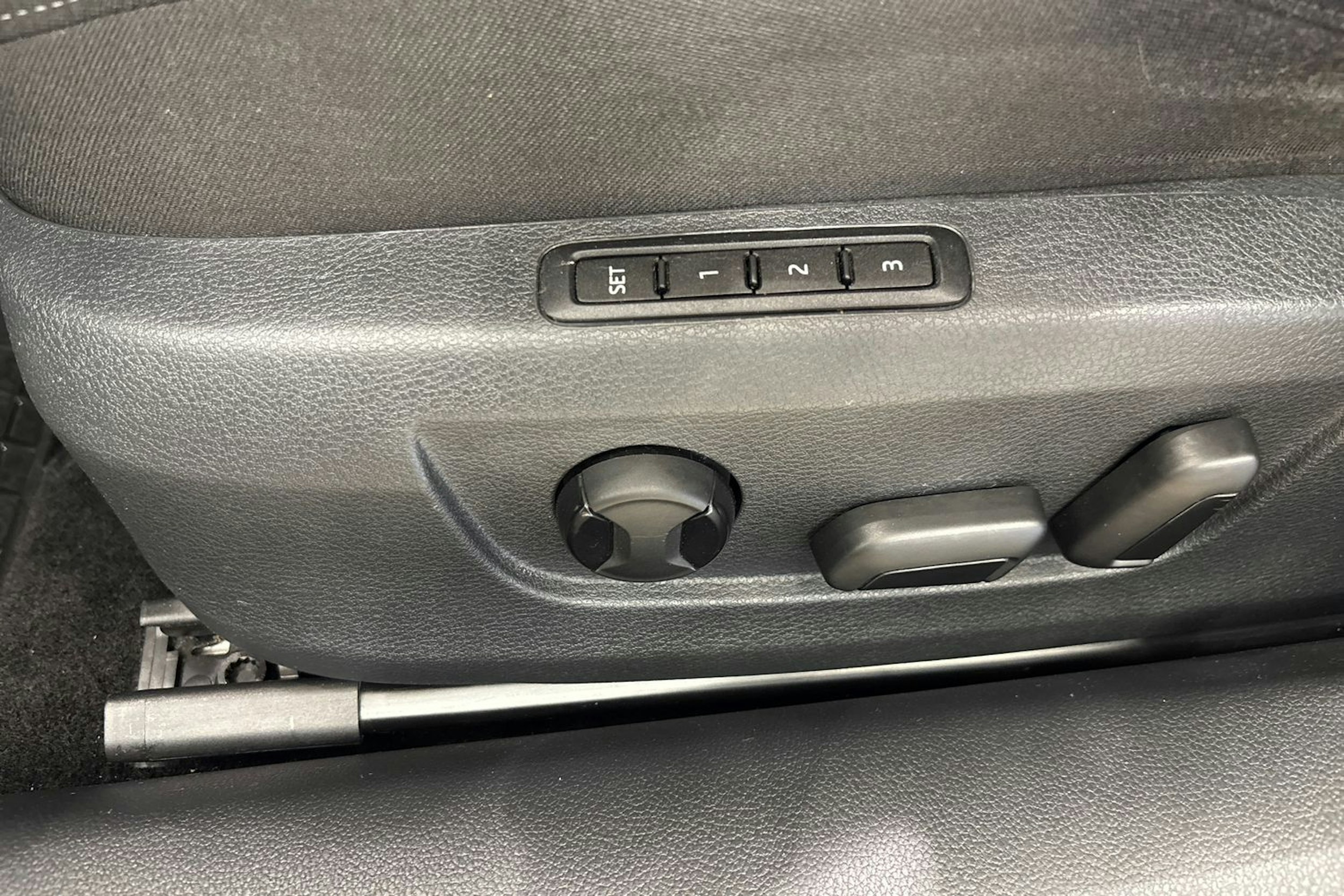 Valkoinen Skoda Superb 2019 kuva 19.