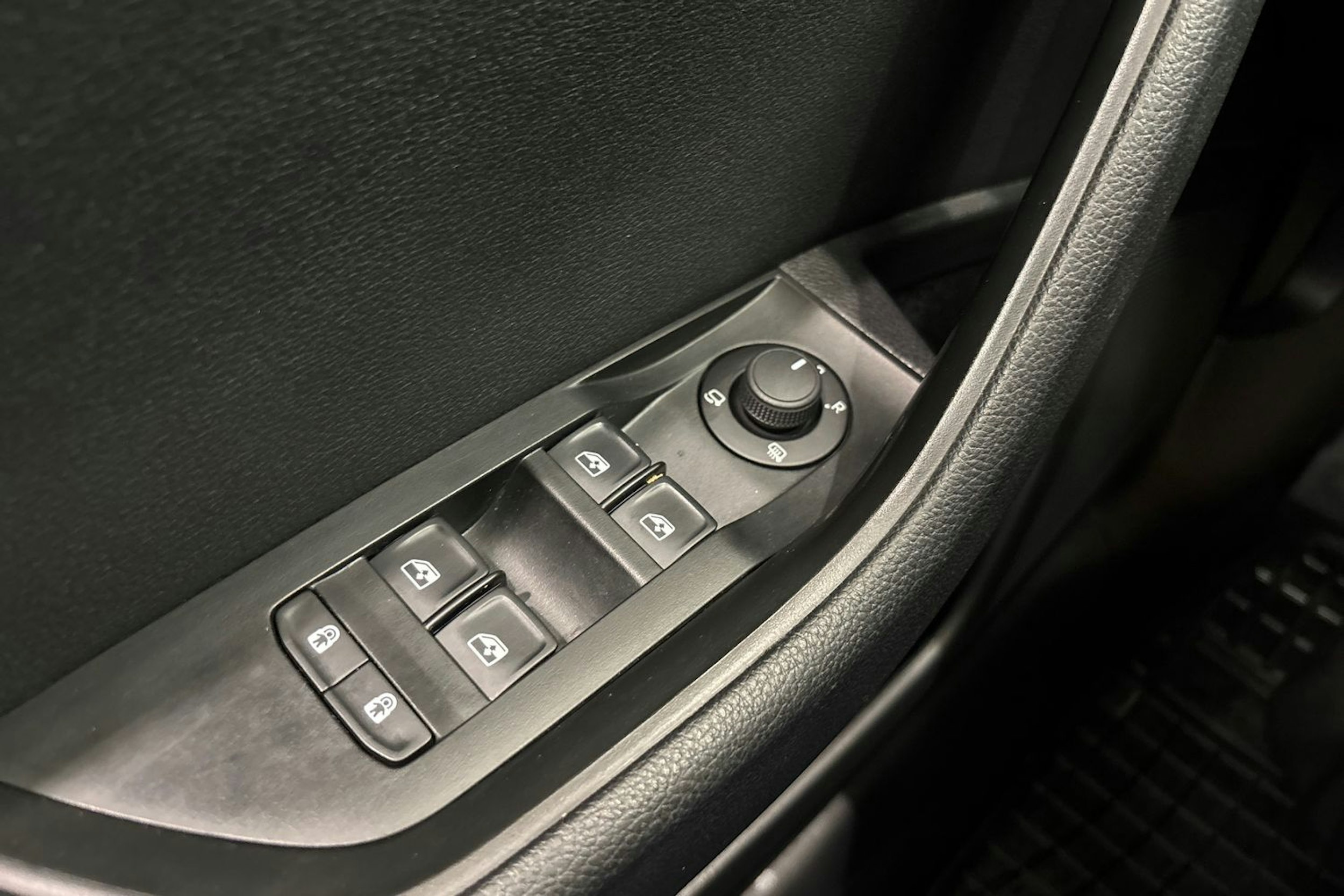 Valkoinen Skoda Superb 2019 kuva 20.