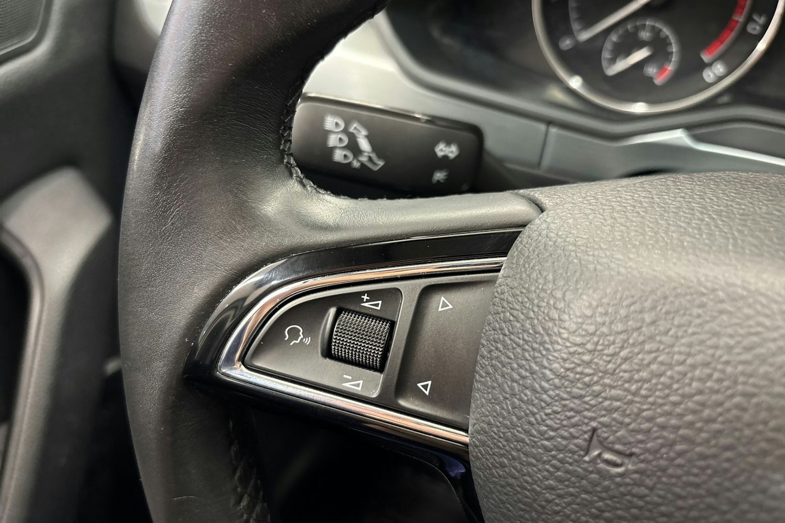 Valkoinen Skoda Superb 2019 kuva 21.