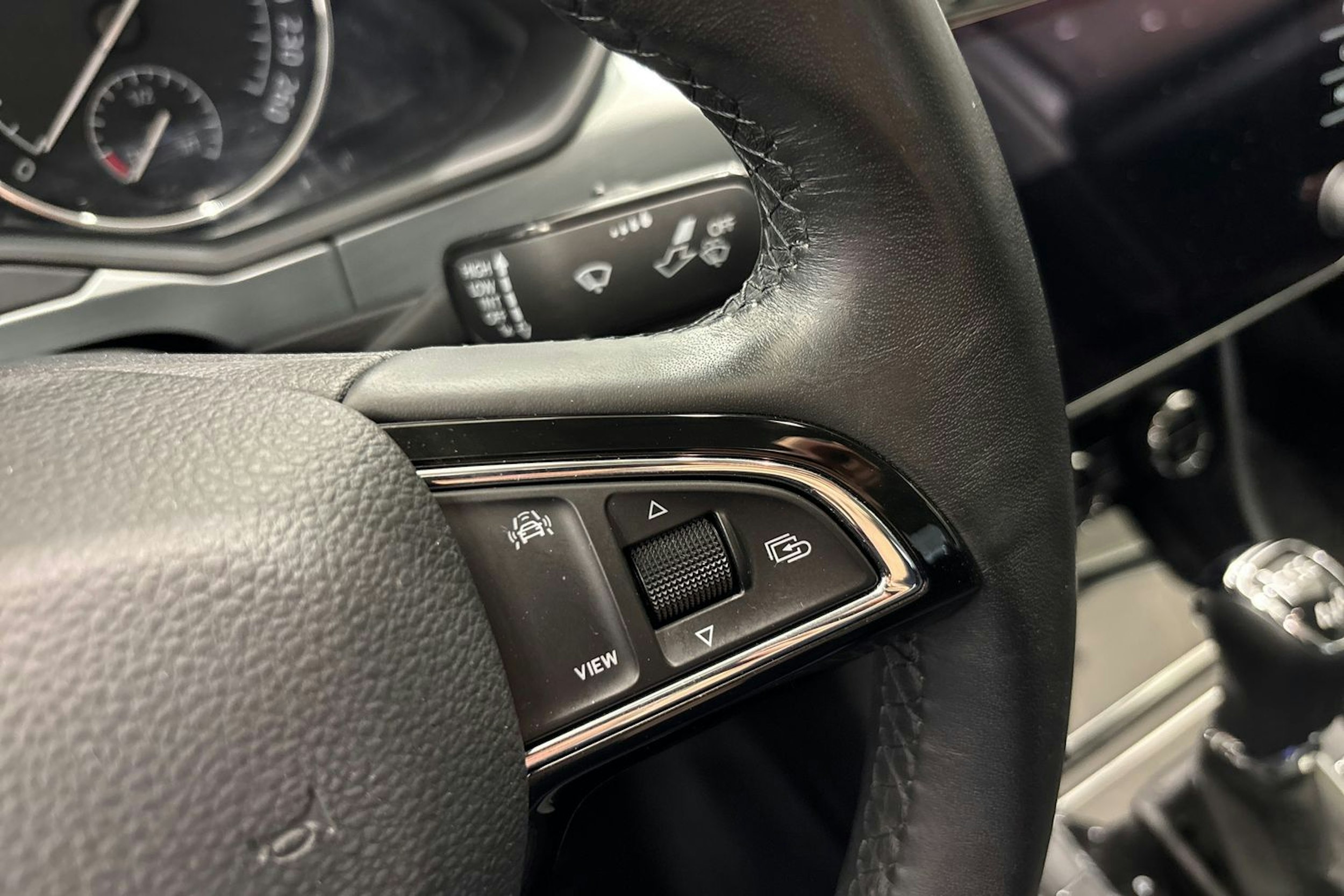 Valkoinen Skoda Superb 2019 kuva 23.