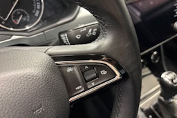 Valkoinen Skoda Superb 2019 kuva 23.