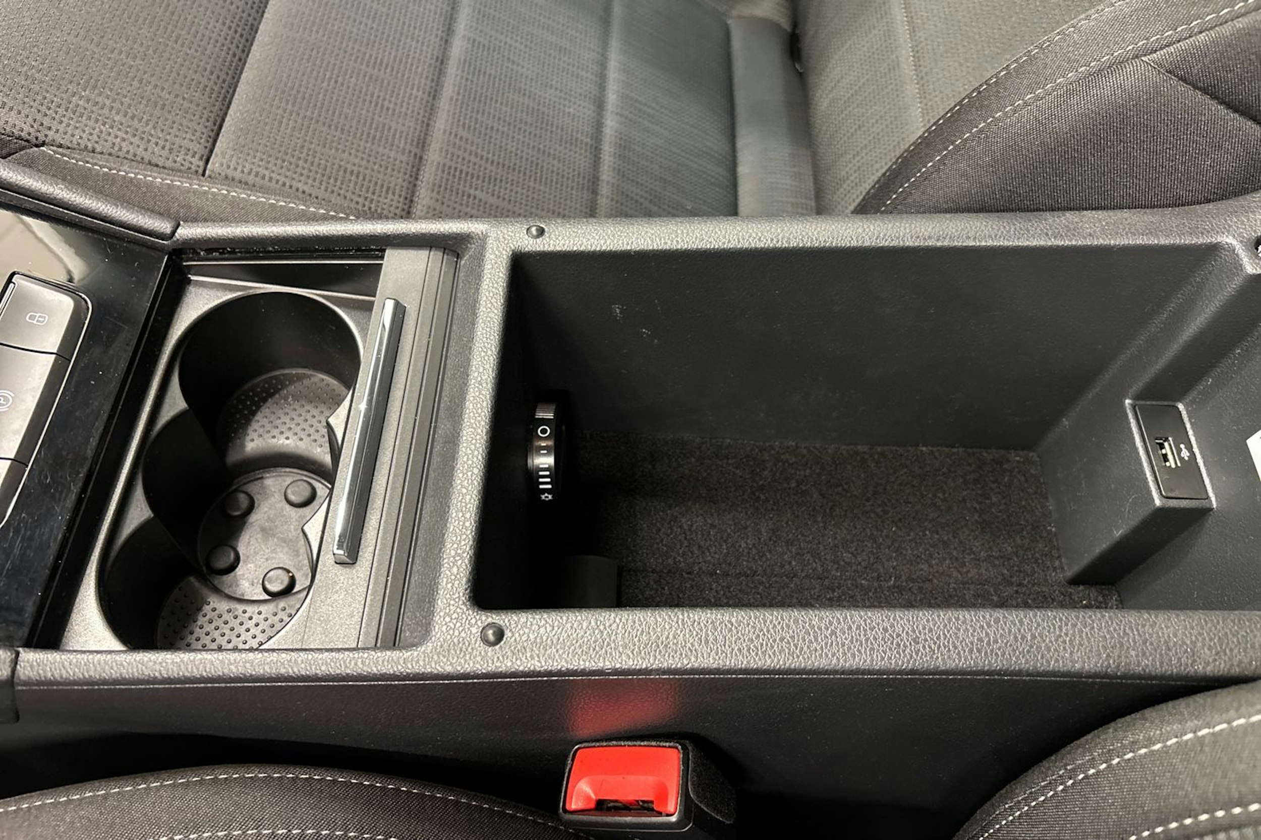 Valkoinen Skoda Superb 2019 kuva 24.