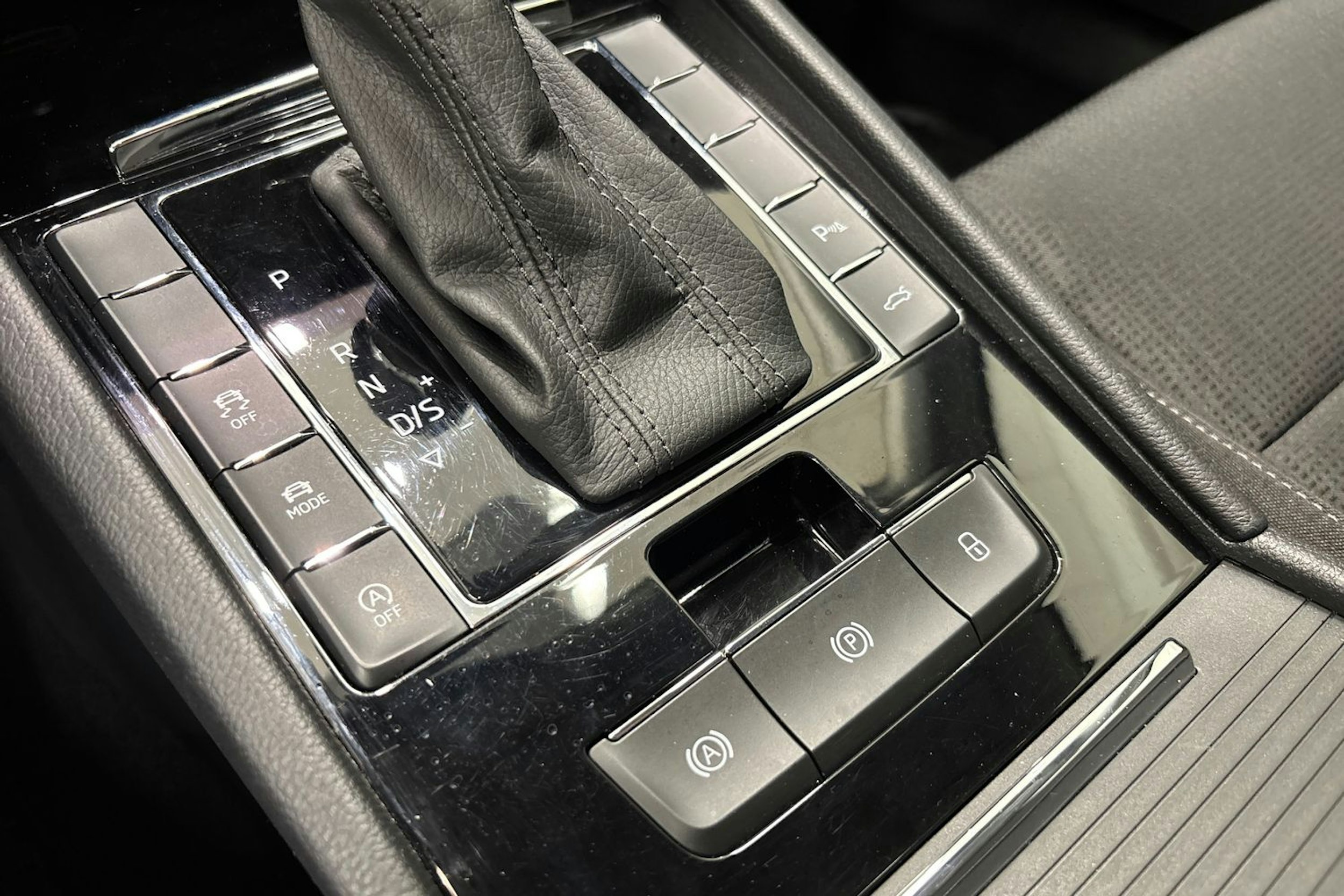 Valkoinen Skoda Superb 2019 kuva 25.