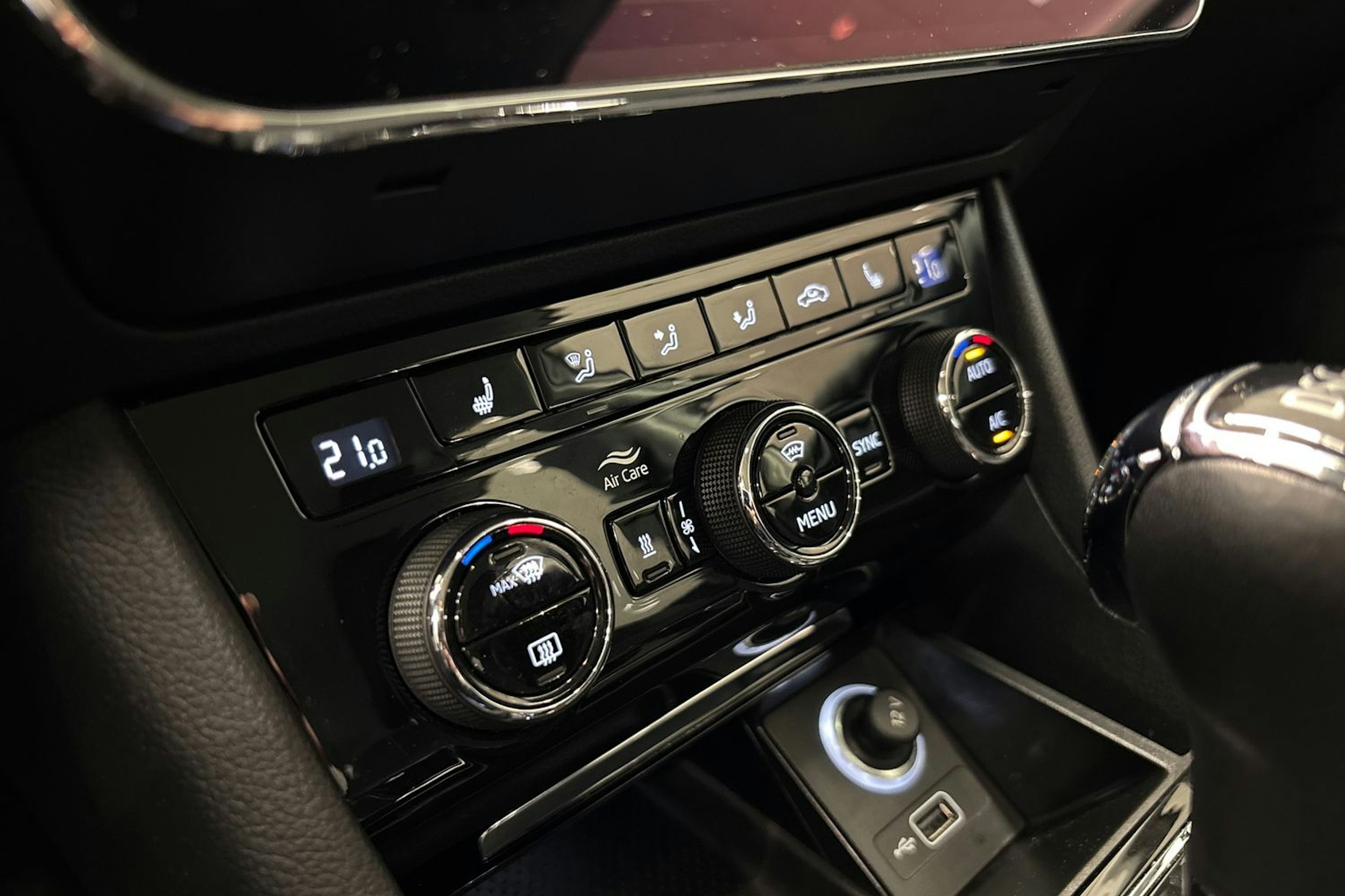 Valkoinen Skoda Superb 2019 kuva 26.