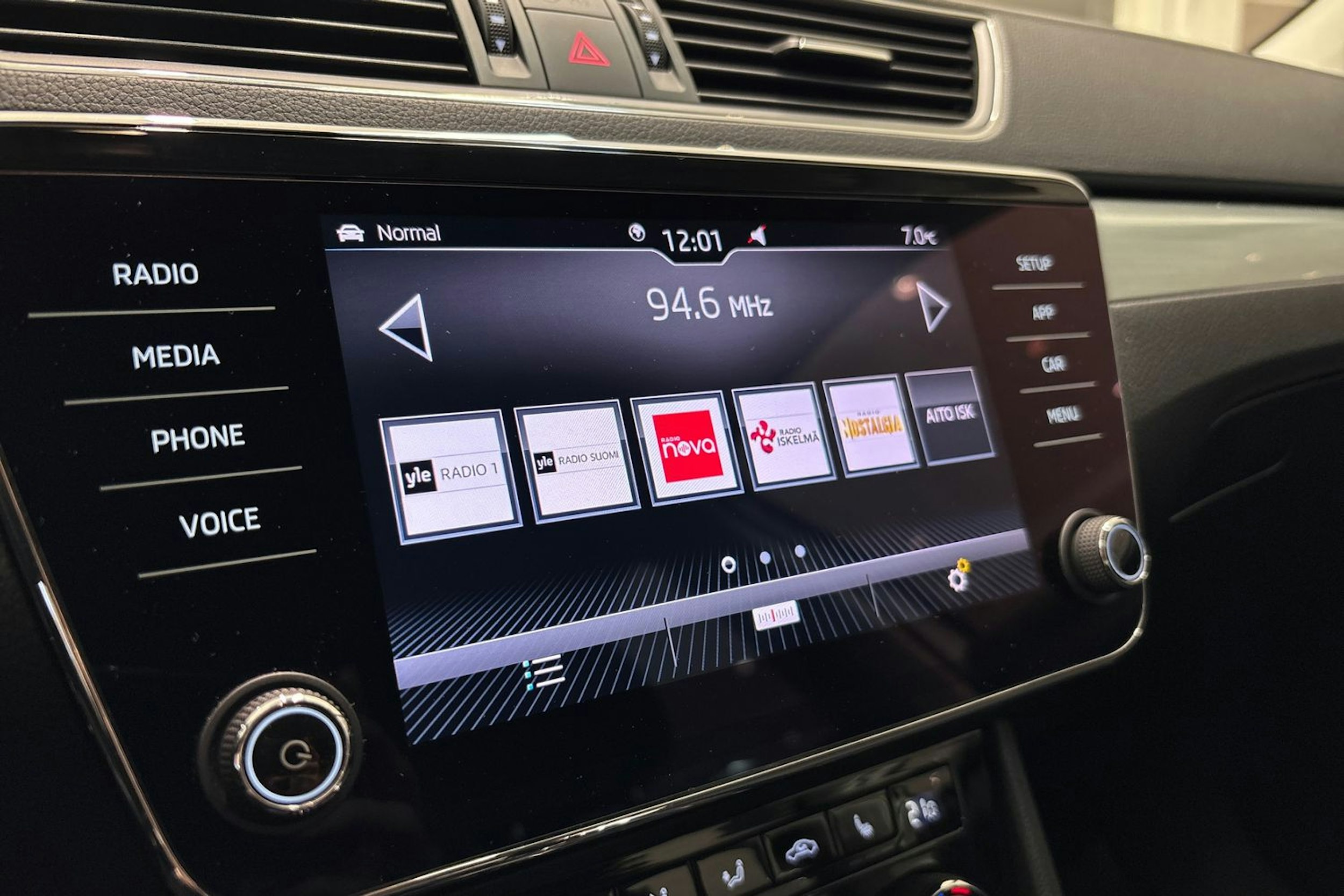 Valkoinen Skoda Superb 2019 kuva 27.