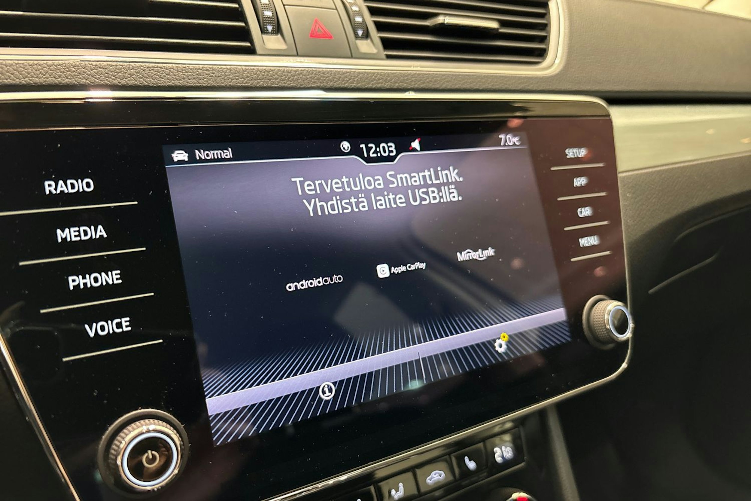 Valkoinen Skoda Superb 2019 kuva 28.