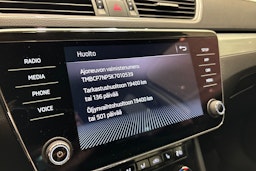 Valkoinen Skoda Superb 2019 kuva 29.