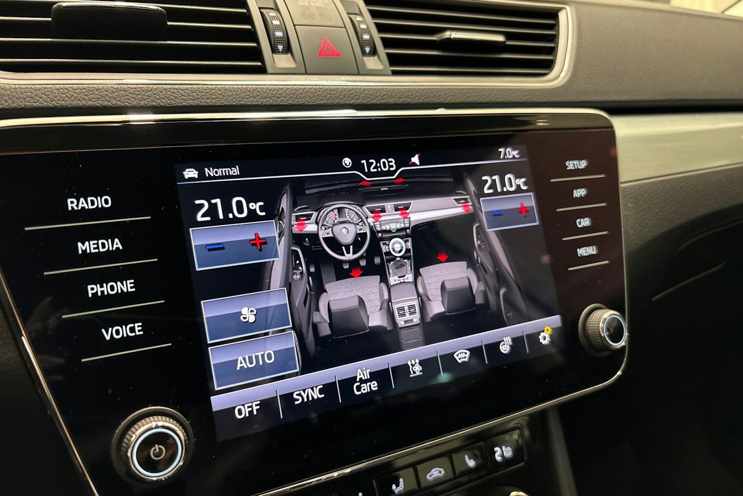 Valkoinen Skoda Superb 2019 kuva 30.