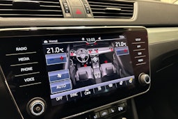 Valkoinen Skoda Superb 2019 kuva 30.