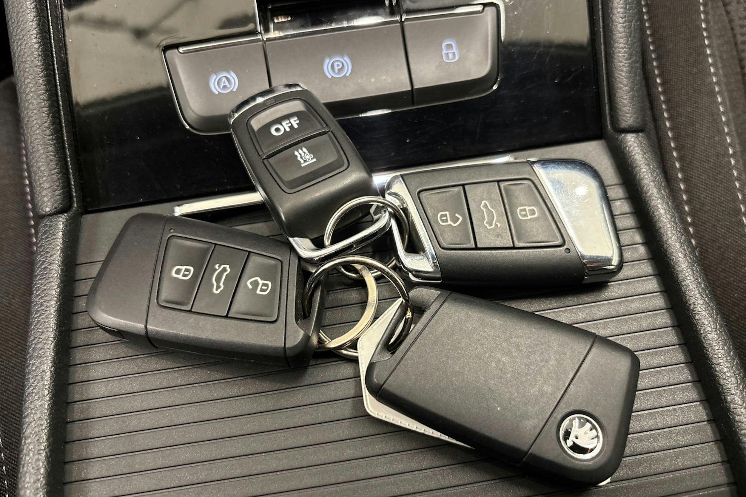 Valkoinen Skoda Superb 2019 kuva 31.