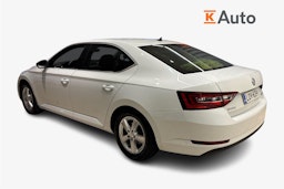 Valkoinen Skoda Superb 2019 kuva 2.