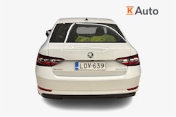 Valkoinen Skoda Superb 2019 kuva 3.