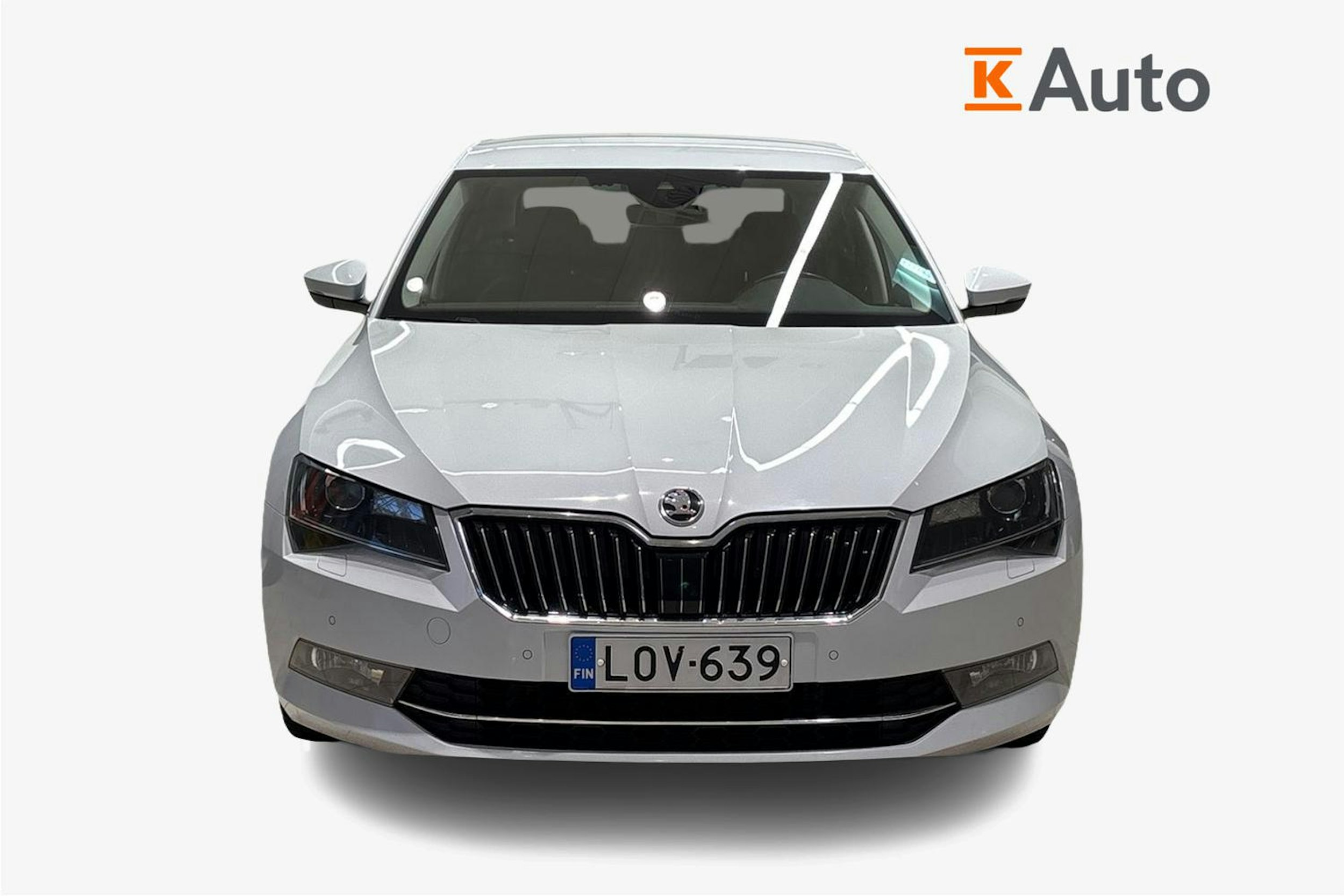 Valkoinen Skoda Superb 2019 kuva 4.