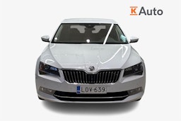 Valkoinen Skoda Superb 2019 kuva 4.
