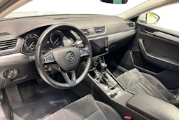 Valkoinen Skoda Superb 2019 kuva 6.