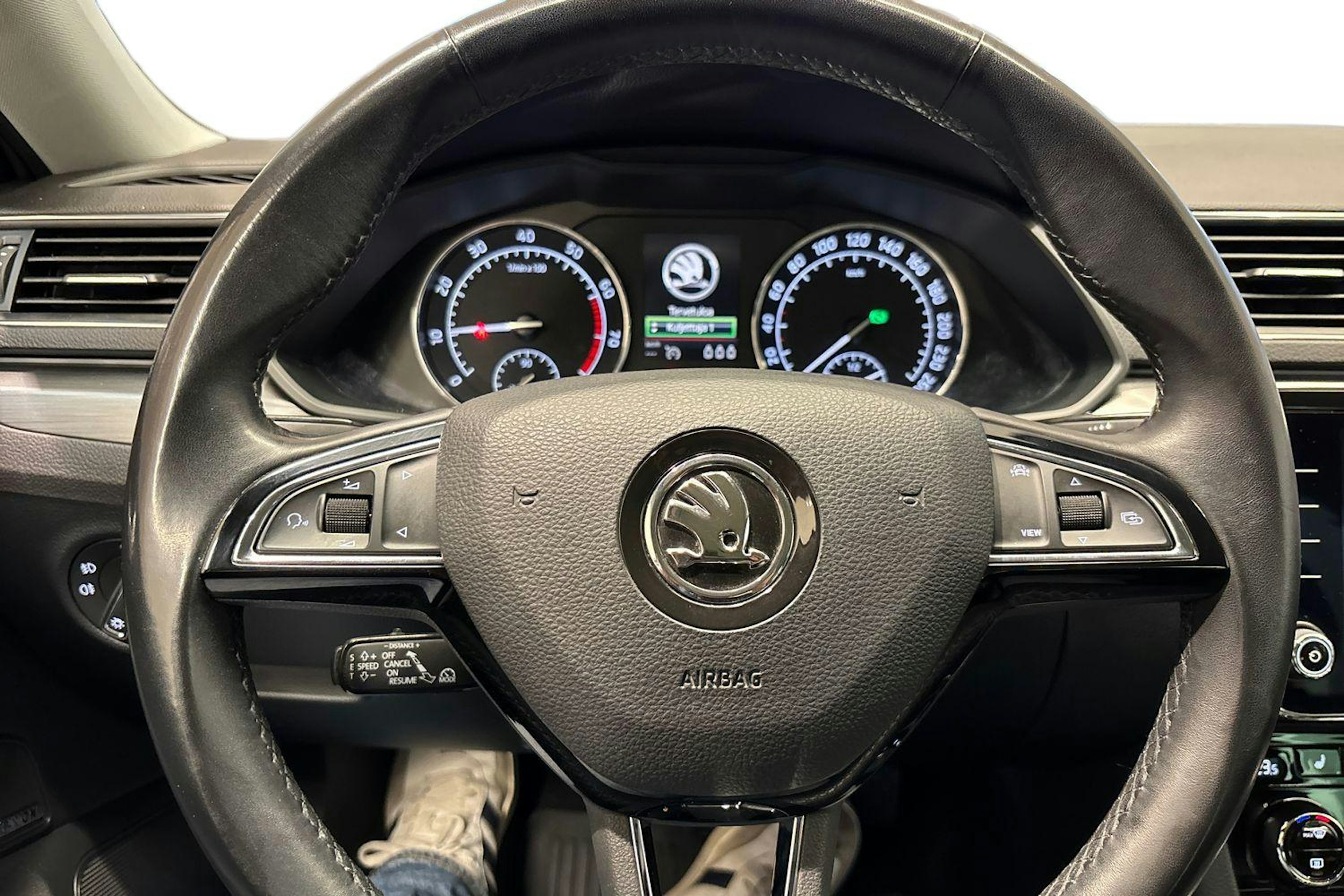 Valkoinen Skoda Superb 2019 kuva 7.