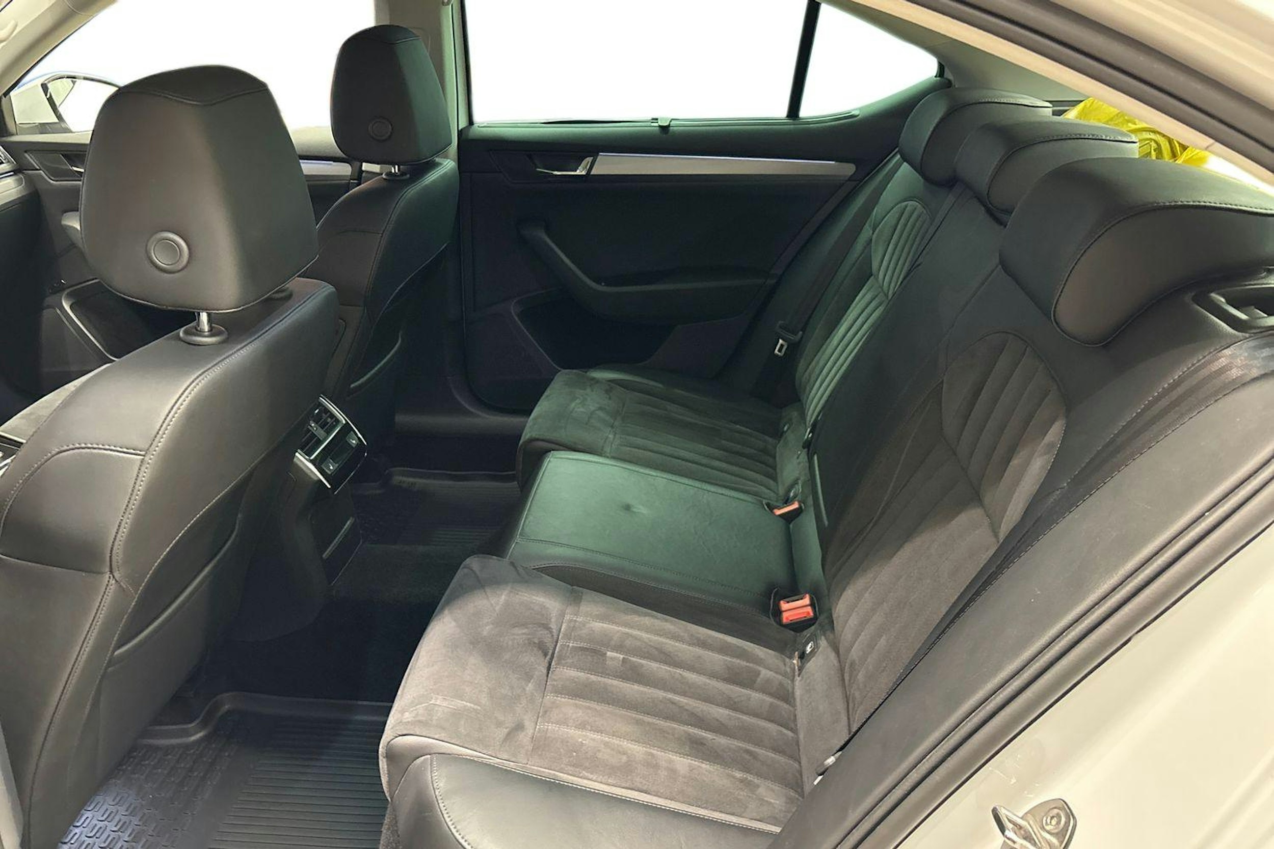 Valkoinen Skoda Superb 2019 kuva 8.