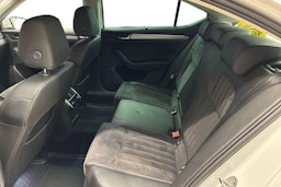 Valkoinen Skoda Superb 2019 kuva 8.