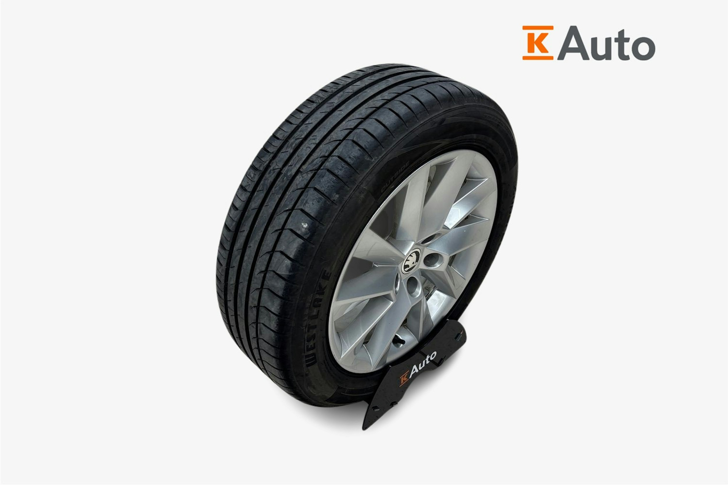 Valkoinen Skoda Superb 2019 kuva 9.