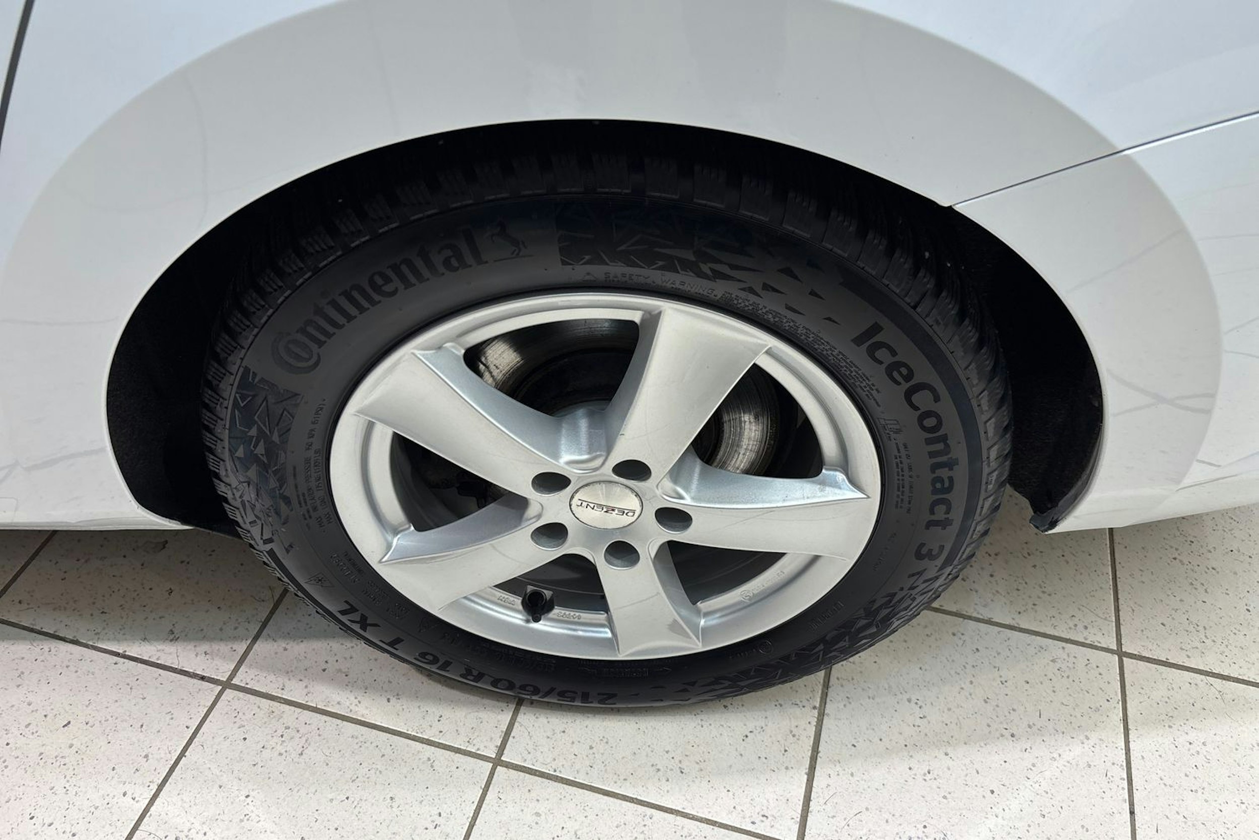 Valkoinen Skoda Superb 2019 kuva 10.