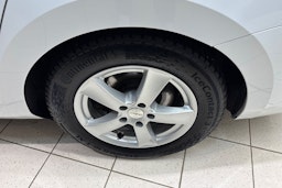 Valkoinen Skoda Superb 2019 kuva 10.